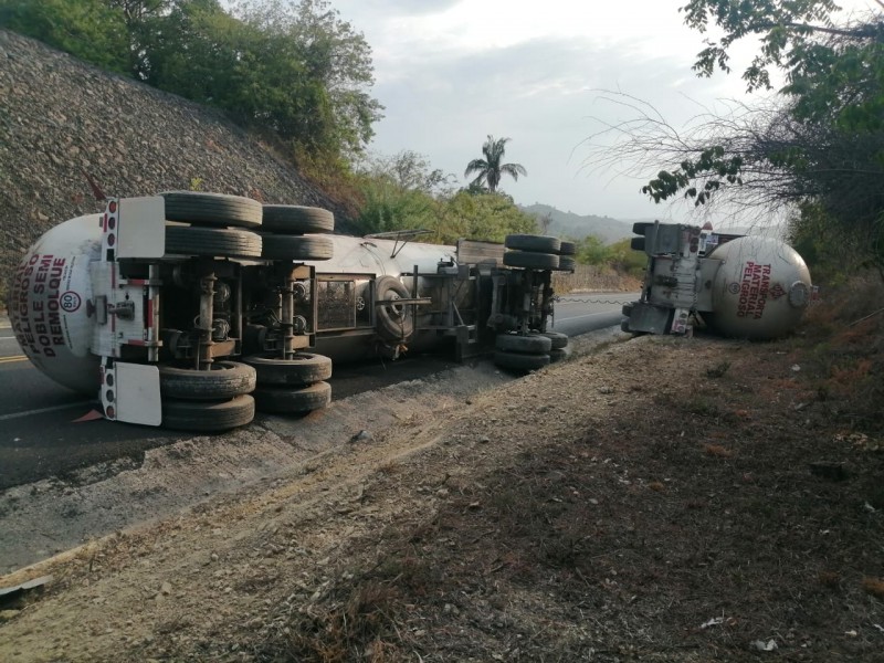 Accidente de pipa de gas, sobre autopista México-Tuxpan