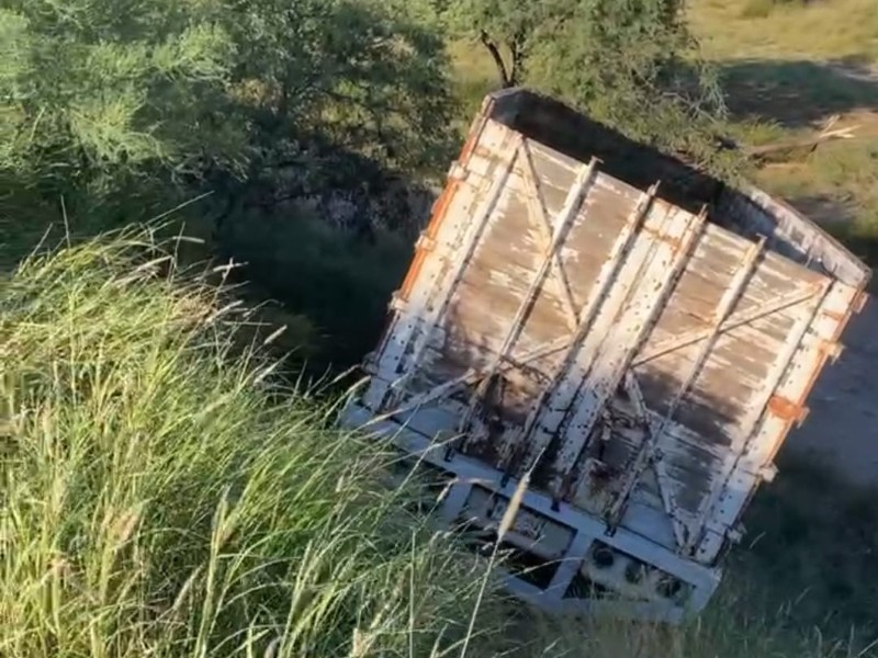 Accidente de tracto camión moviliza cuerpos de emergencia en Río Mayo