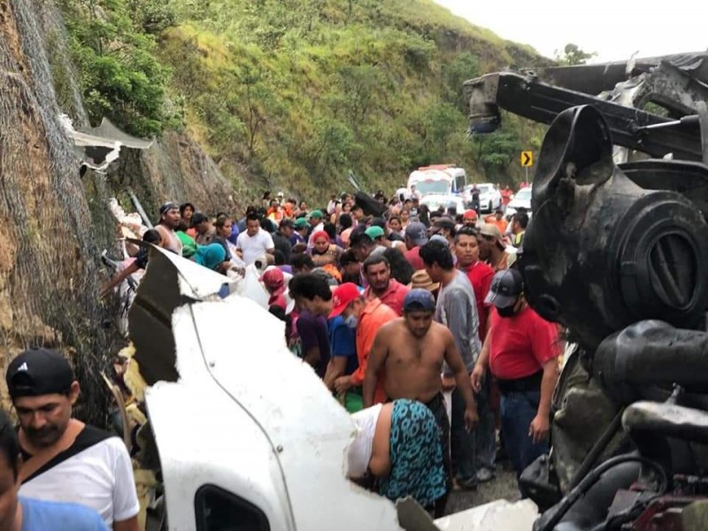 Accidente de tráiler de lácteos termina en rapiña