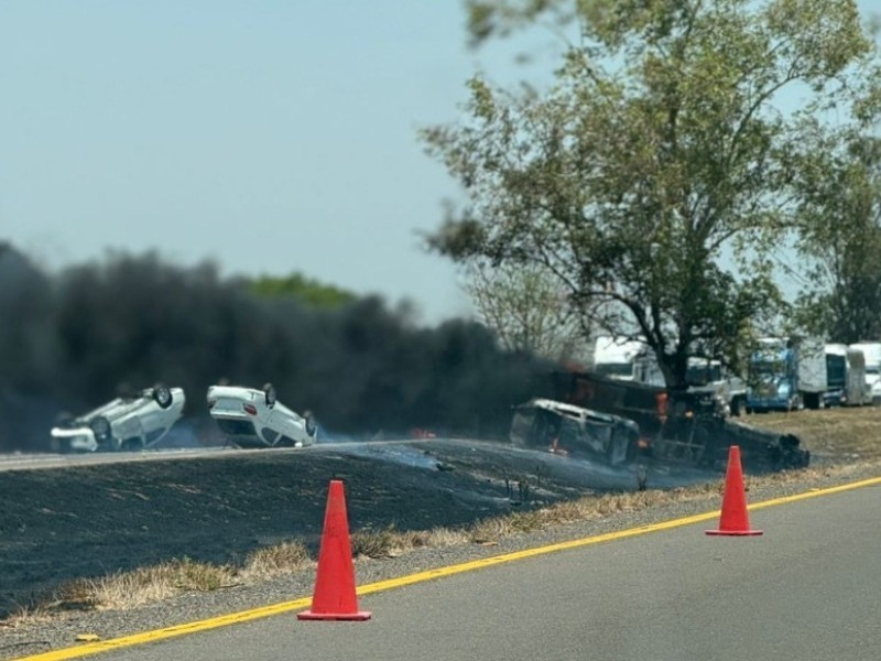 Accidente de tráiler deja siete autos calcinados en la Maxipista