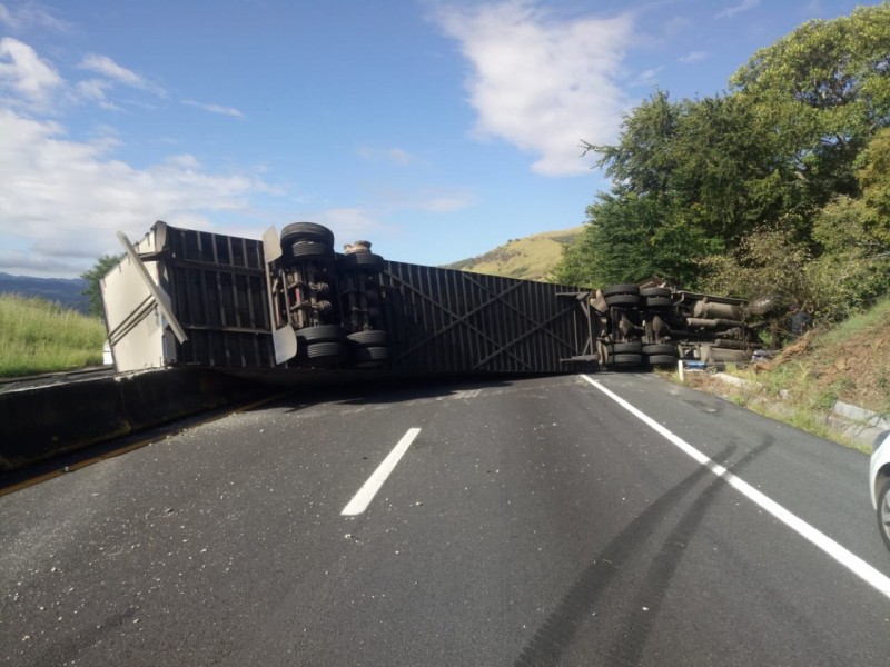 Accidente de trailer en autopista Guadalajara -Tepic