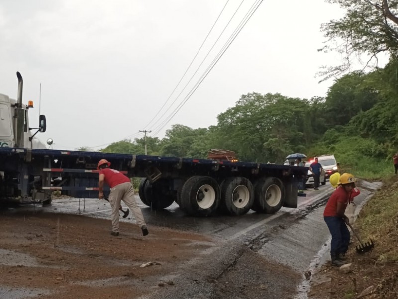 Accidente de trailer impide circulación vehicular en la Acapulco-Zihuatanejo