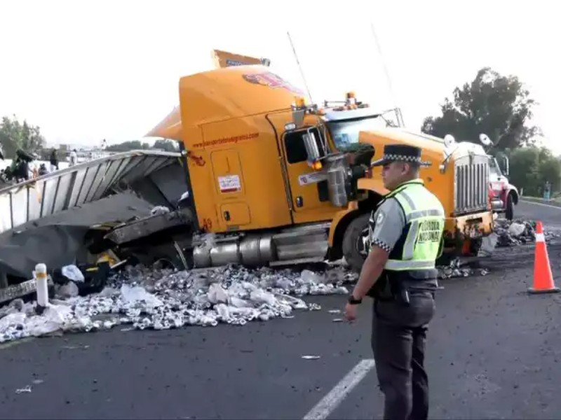 Accidente de tráiler provoca rapiña de cerveza frente a autoridades