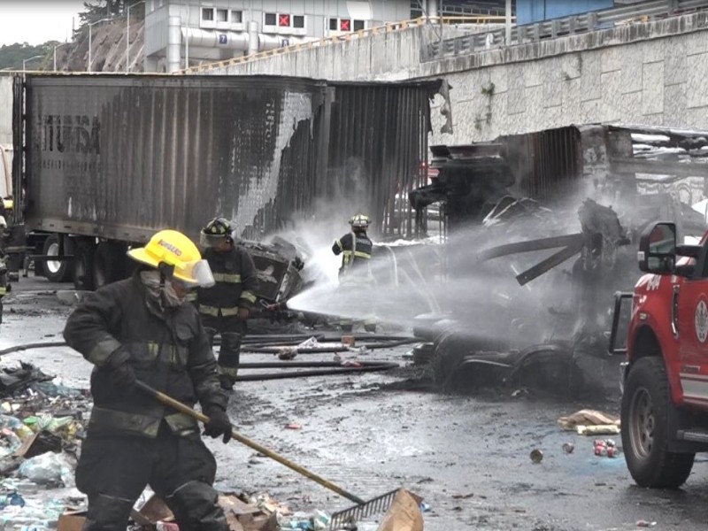 Accidente de tráilers en la Mexico-Toluca dejó 3 unidades calcinadas