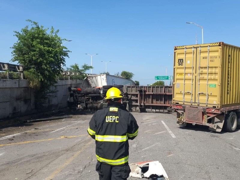 Tres tractocamiones chocan sobre lateral de libramiento Ejército Mexicano