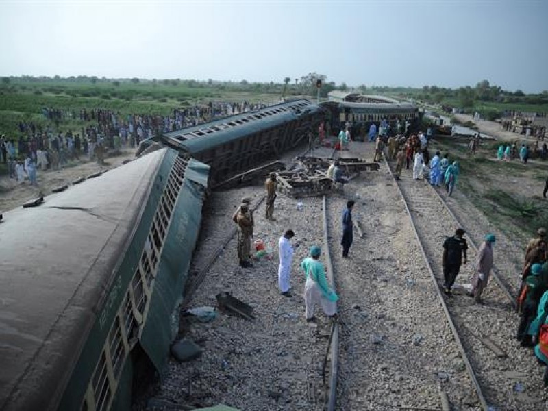 Accidente de tren en Pakistán deja al menos 30 muertos