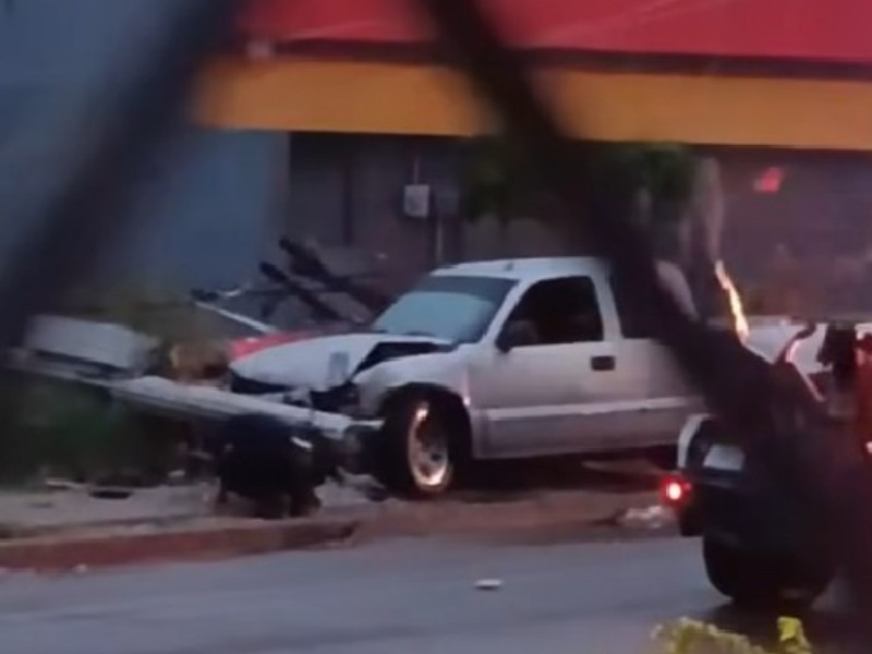 Accidente de un pick up provoca apagón al chocar con postes