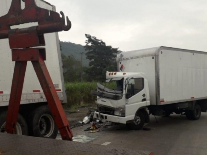 Accidente de un trailer en la carretera Córdoba-Veracruz.