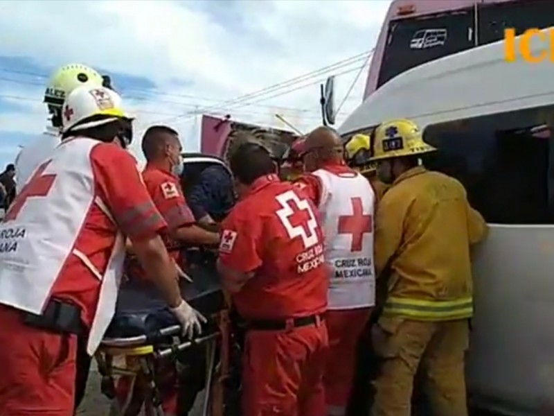 Accidente deja auna persona entre los fierros