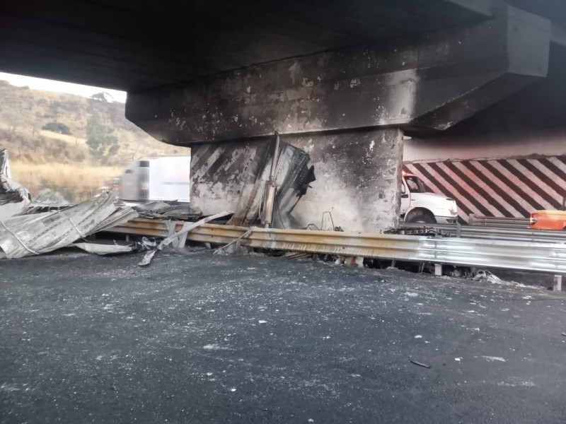 Accidente deja dos lesionados en carretera Morelia, en Acatlán