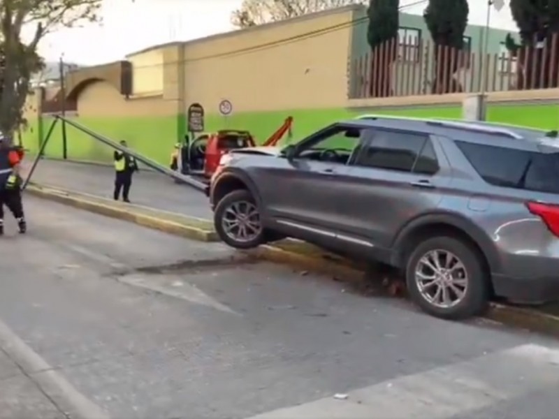 Accidente deja lesionados y una luminaría tirada