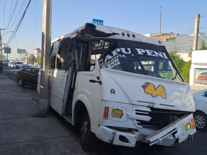 Accidente deja tres lesionados  en la 24 sur