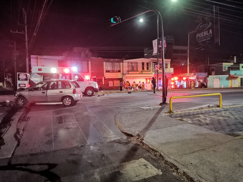 Accidente deja una lesionada, el responsable huyó