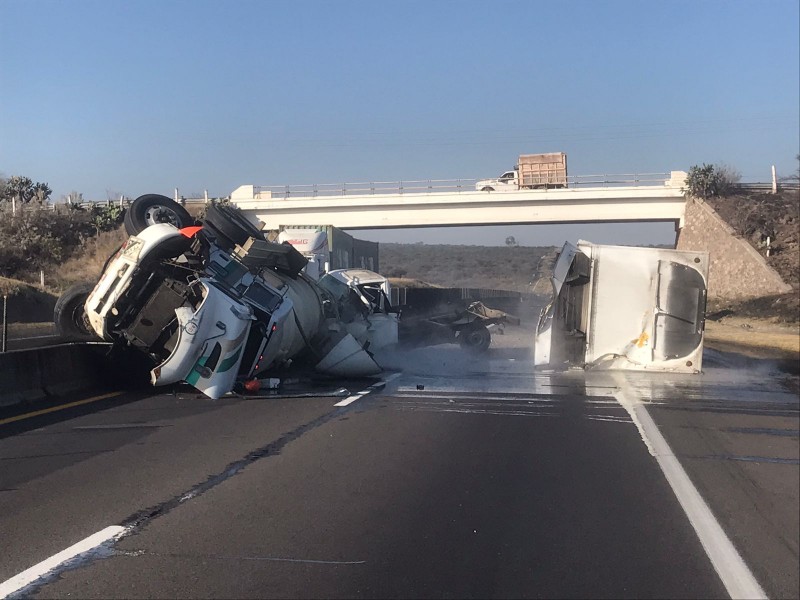 Accidente dejó derrame de químicos en Jalostotitlán