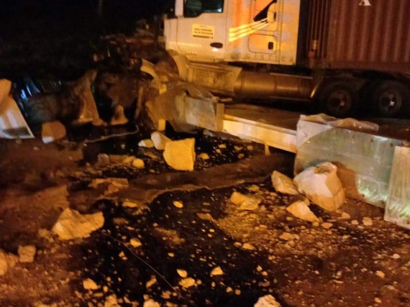Accidente en autopista Colima-Guadalajara,tráiler se impacta contra muro de contención