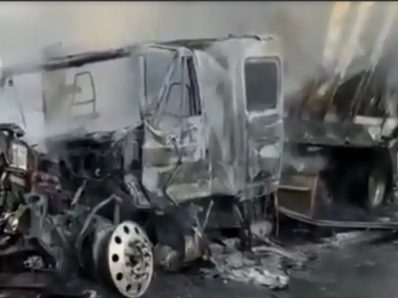 Accidente en autopista Tepic-Mazatlán; chocan y se incendian tráilers