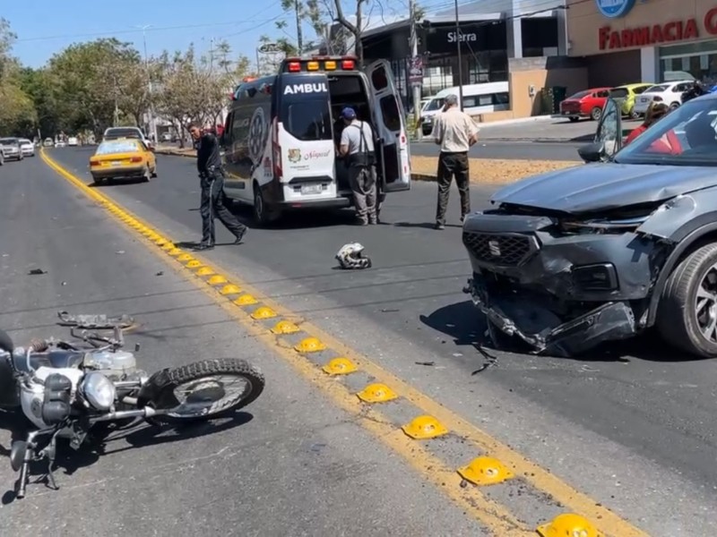 Accidente en Av. Insurgentes deja a motociclista lesionado