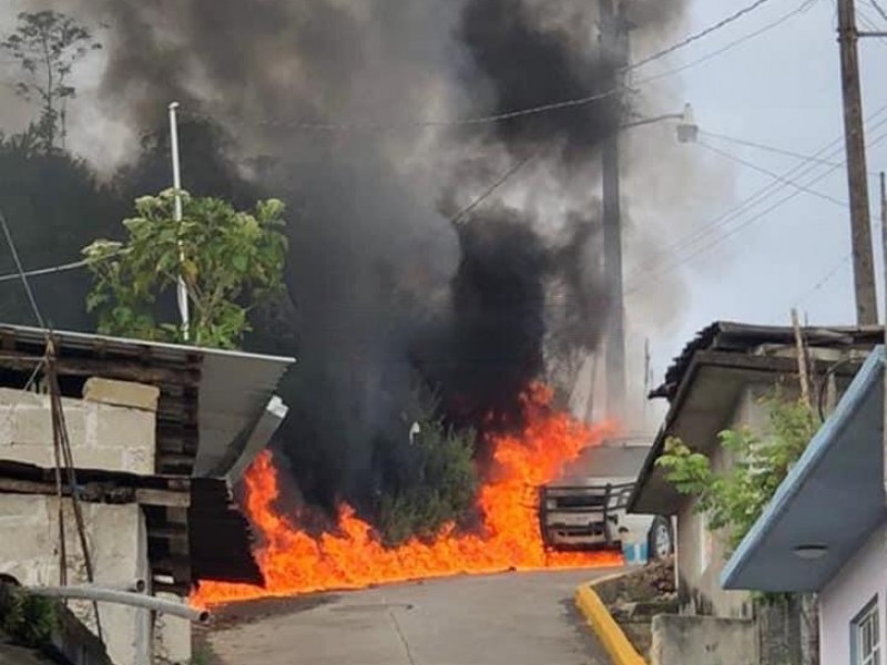 Incendio en camioneta pone en alerta a vecinos de Ixtepec