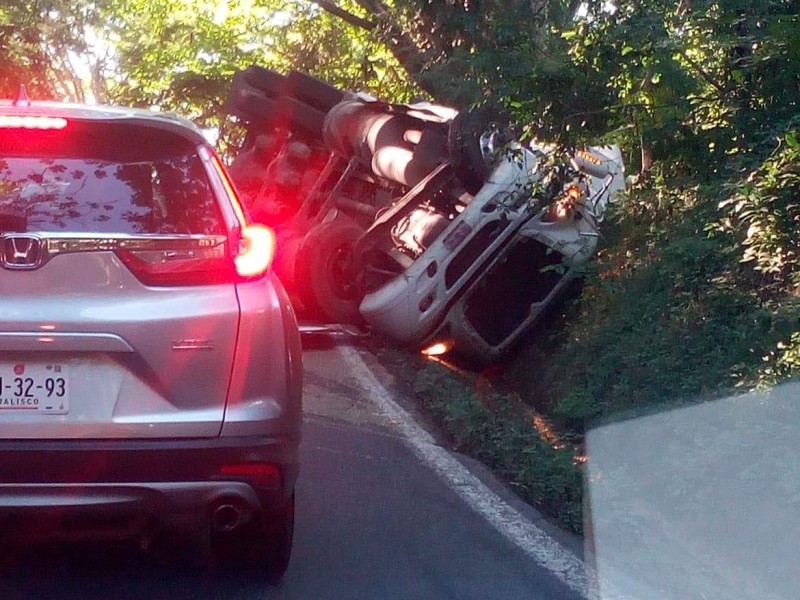 Accidente en carretera 200 cierra carril en Compostela