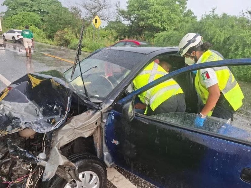 Accidente en carretera Juchitán-Tehuantepec entre dos vehículos, solo deja heridos
