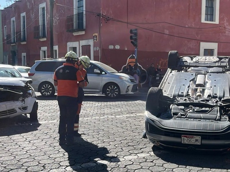 Accidente en centro histórico provoca volcadura