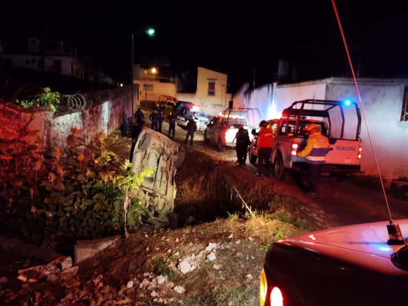 Accidente en Coatepec, camioneta termina llantas arriba