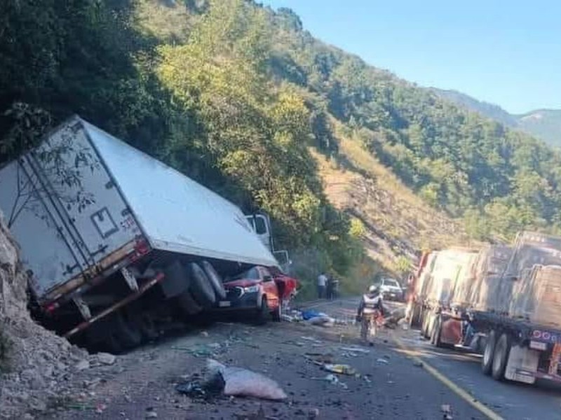 Accidente en Cumbres de Maltrata deja 2 lesionados