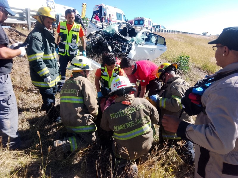 Accidente en Encarnación de Díaz dejó tres heridos