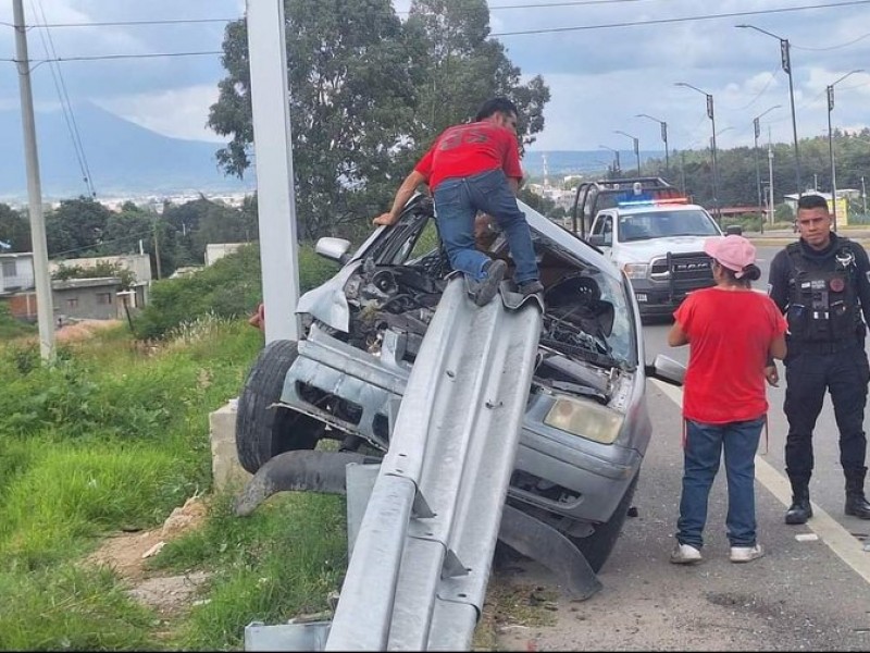 Accidente en Flor del Bosque, solo deja daños materiales