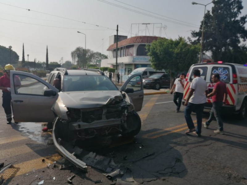 Accidente en la 24 Sur deja daños cuantiosos