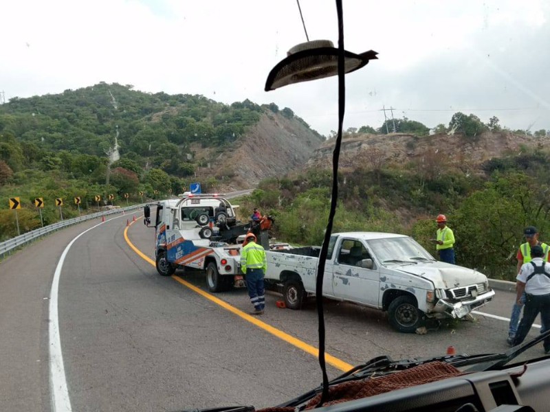 Accidente en la autopista Mitla–Tehuantepec, vehículo cae a barranca