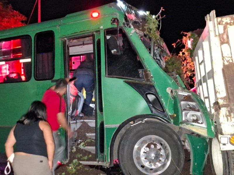 Accidente en la carretera Coatepec–Jalcomulco deja al menos 15 lesionados