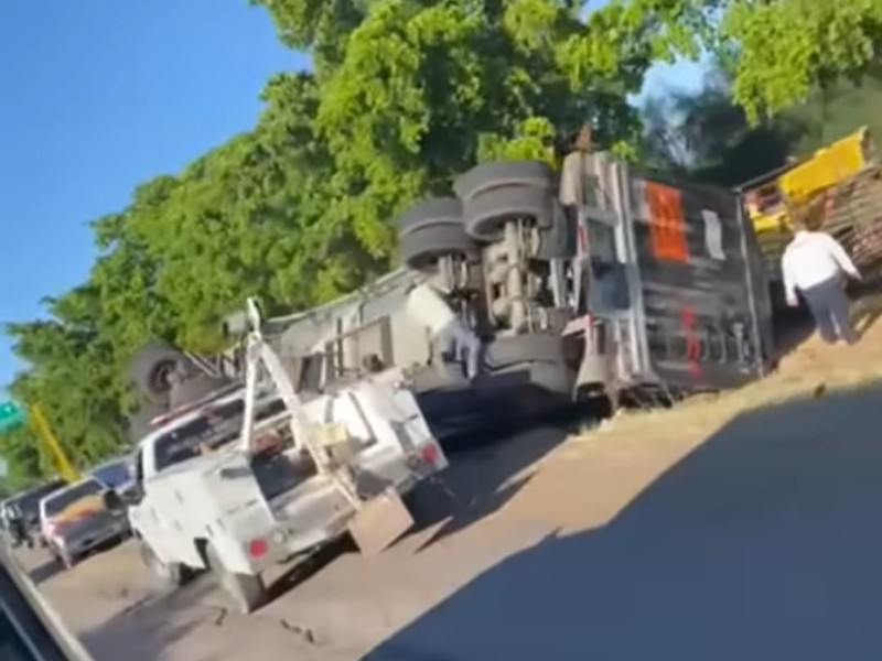 Accidente en la carretera Huatabampo–Navojoa: tráiler pierde caja con trigo.