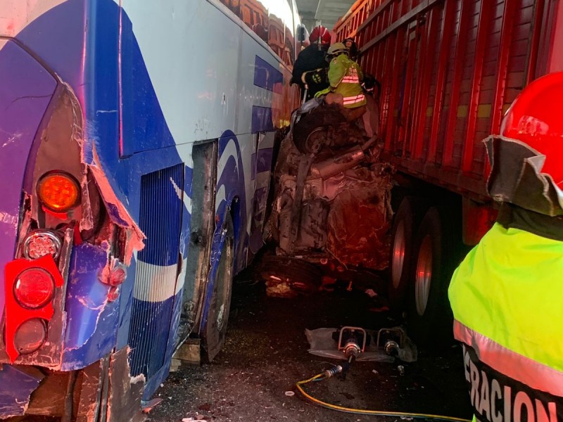 Accidente en la México-Puebla, hay 2 prensados