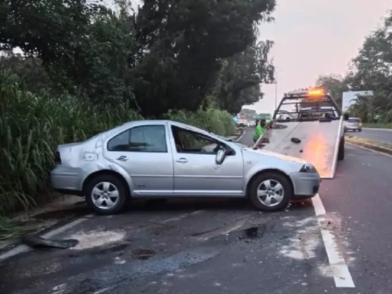 Accidente en la Xalapa-Coatepec, vehículo derribó luminaria