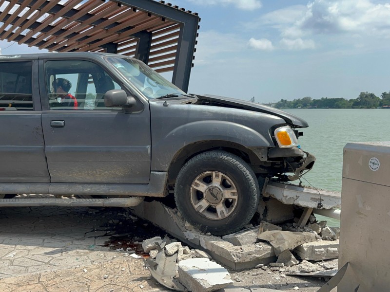 Accidente en Tuxpan: camioneta estuvo a punto de caer al río