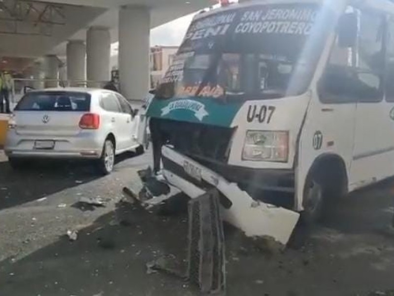 Accidente entre autobús y vehículo particular deja 7 lesionados