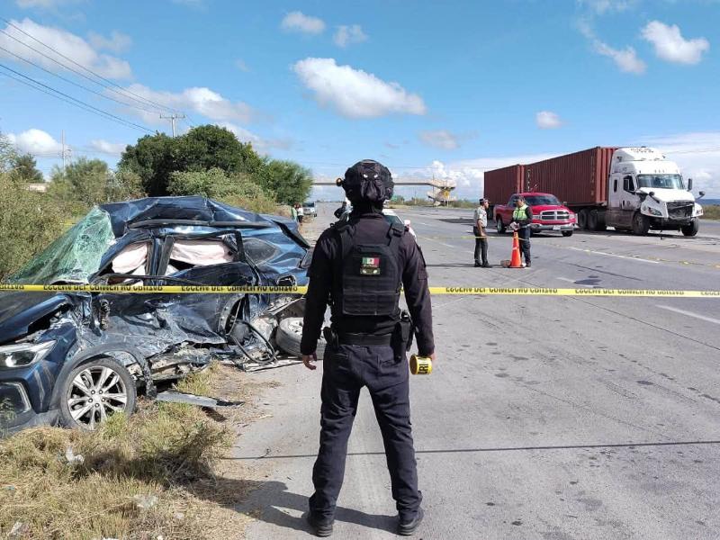 Accidente entre automóvil y tráiler deja dos personas sin vida