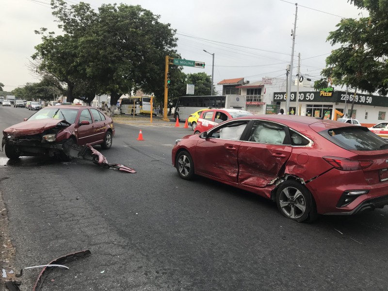 Accidente entre dos autos sobre avenida Cuauhtémoc