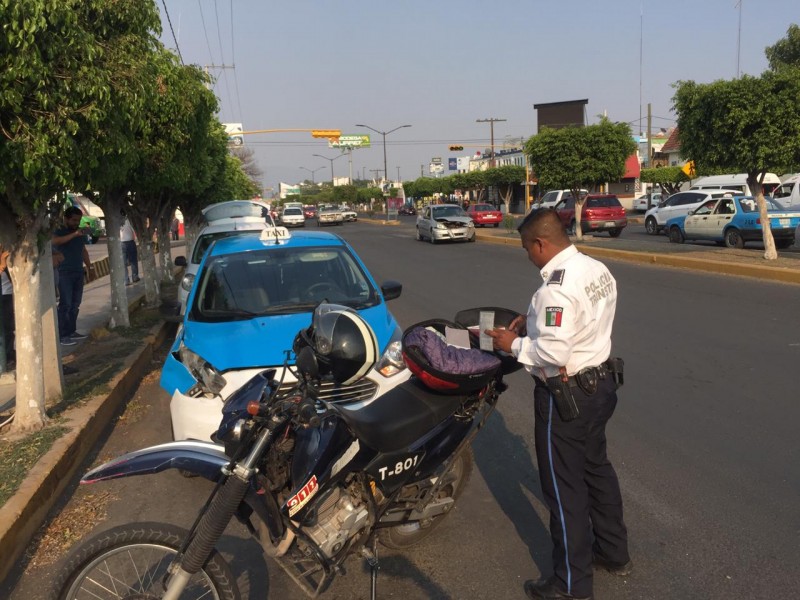 Accidente entre taxi y particular