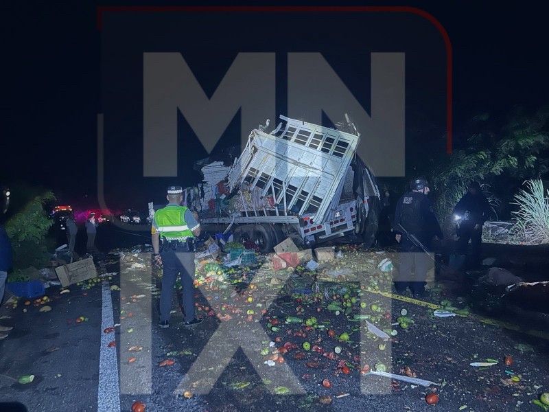 Accidente entre tráiler y torton deja un lesionado