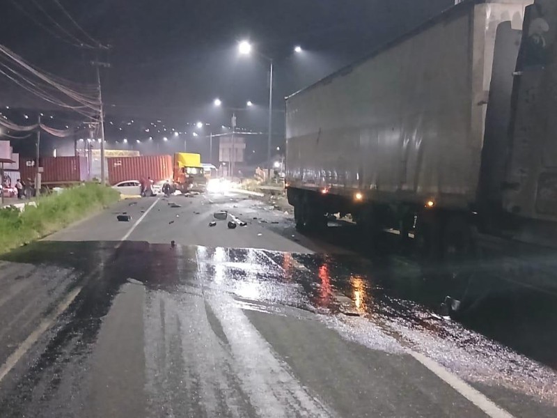 Accidente entre tráileres causa cierre vial en Dos Ríos