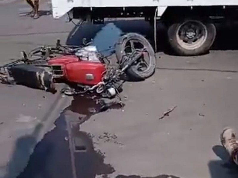 Accidente entre una camioneta de carga y una motocicleta