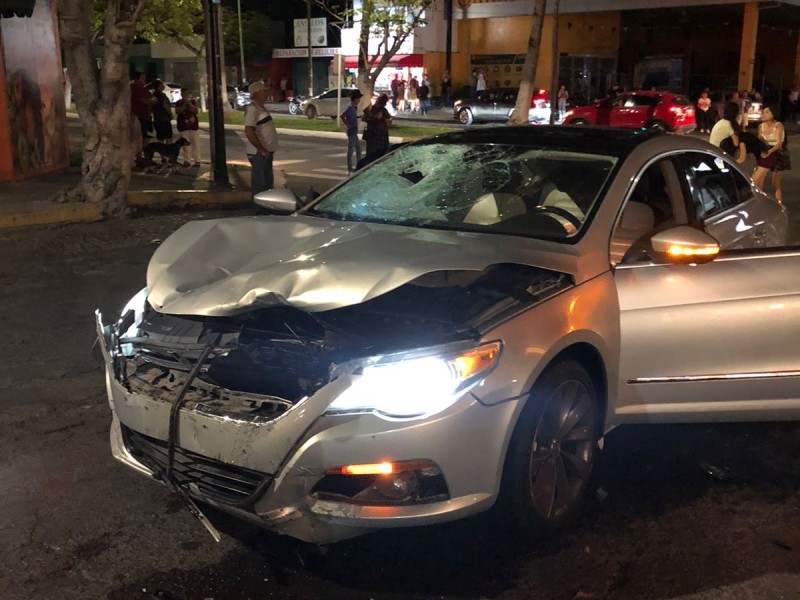 Accidente entre vehículo y motocicleta sobre Av. San Fernando