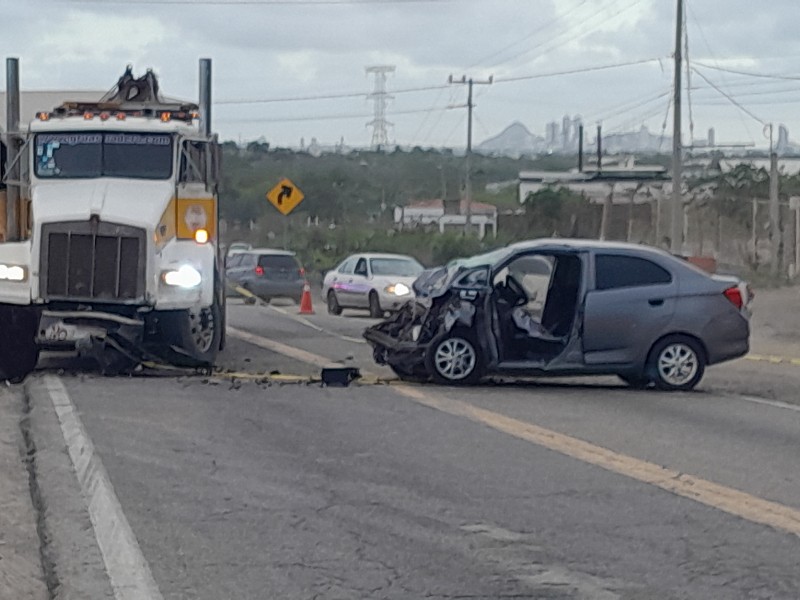 Accidente en salida norte de Mazatlán; un muerto