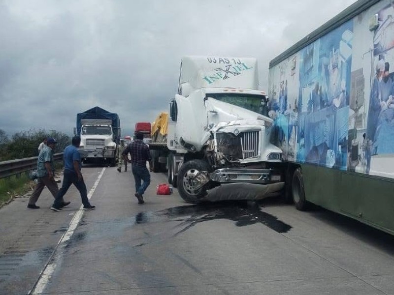 Accidente múltiple deja un muerto y caos vial en la autopista México ...