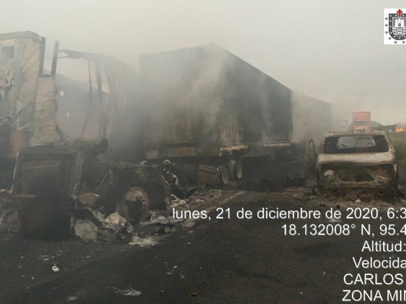 Accidente múltiple provoca incendio en carretera a Isla