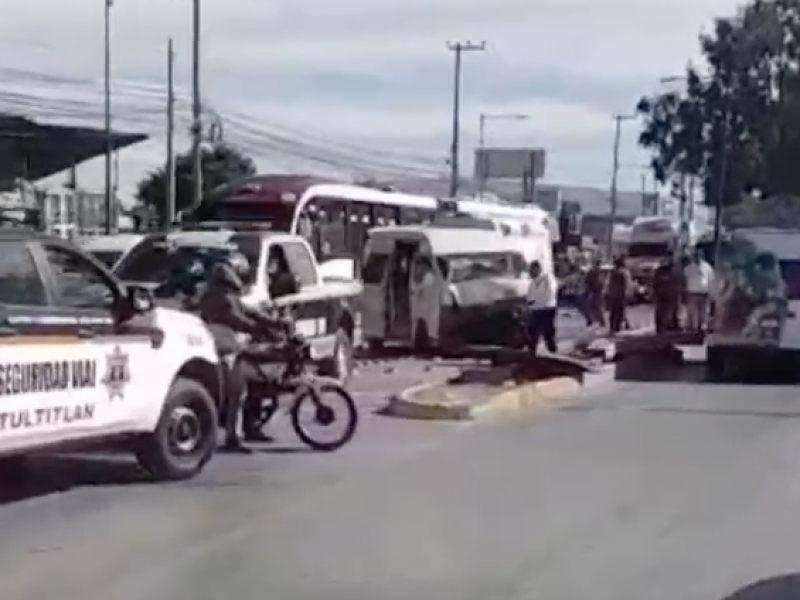Accidente paraliza la López-Portillo