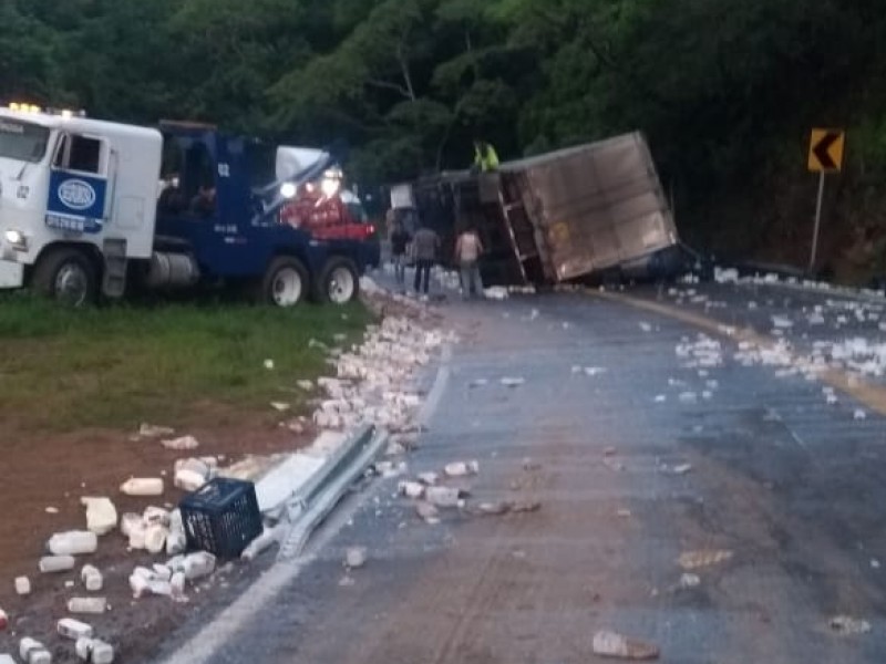 Accidente provoca cierre a circulación hacia Puerto Vallarta