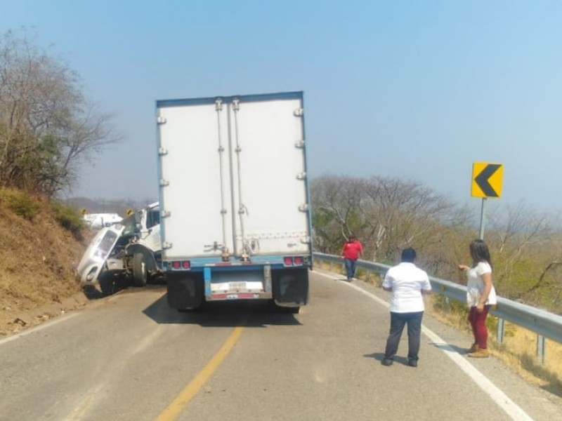 Accidente vehicular a la altura de Morro Mazatán